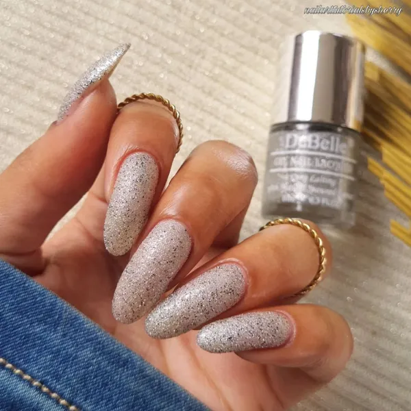 DeBelle_Gel_Nail_Lacquer_Estella_Silver_With_Black_Glitter_Sugar_Finish_Nail_Polish_8_Ml