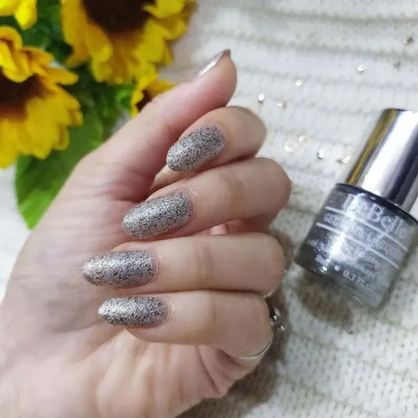 DeBelle_Gel_Nail_Lacquer_Estella_Silver_With_Black_Glitter_Sugar_Finish_Nail_Polish_8_Ml