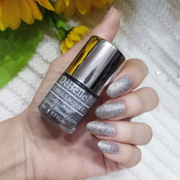 DeBelle_Gel_Nail_Lacquer_Estella_Silver_With_Black_Glitter_Sugar_Finish_Nail_Polish_8_Ml