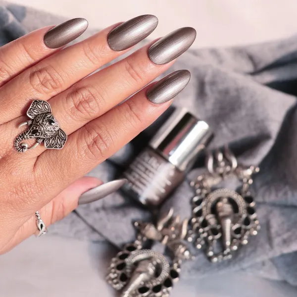 DeBelle_Gel_Nail_Lacquer_Polaris_Metallic_Grey_Nail_Polish_8_Ml