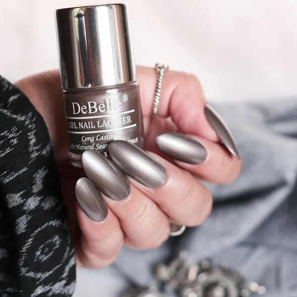DeBelle_Gel_Nail_Lacquer_Polaris_Metallic_Grey_Nail_Polish_8_Ml