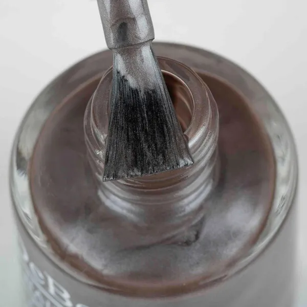 DeBelle_Gel_Nail_Lacquer_Polaris_Metallic_Grey_Nail_Polish_8_Ml