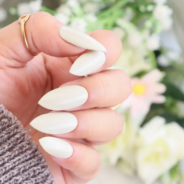 DeBelle_Gel_Nail_Lacquer_Natural_Blush_Light_Beige_Nail_Polish_8_Ml