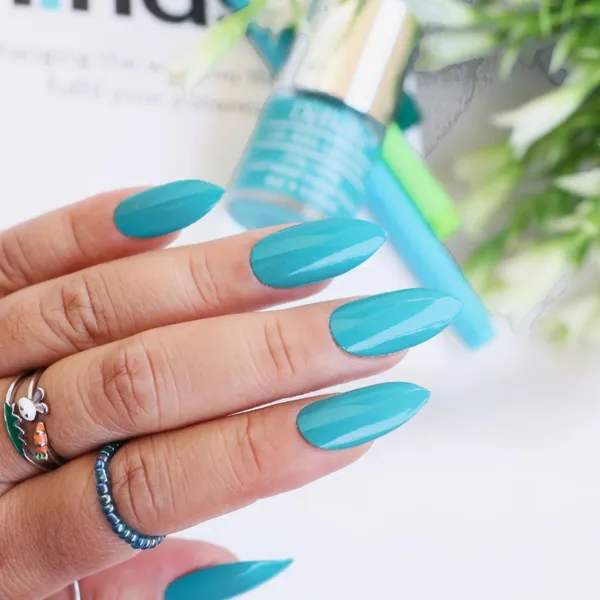 DeBelle_Gel_Nail_Lacquer_Royale_Cocktail_Lime_Lush_Nail_Lacquer_Remover_Wipes_Combo