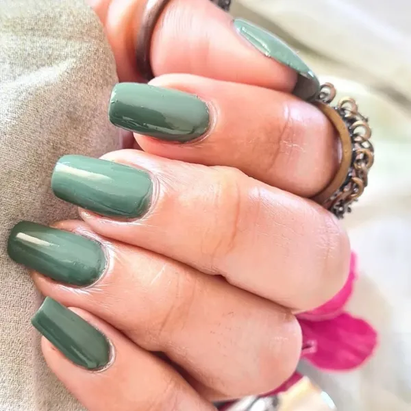 DeBelle_Gel_Nail_Lacquer_Green_Olivia_Lime_Lush_Nail_Lacquer_Remover_Wipes_Combo