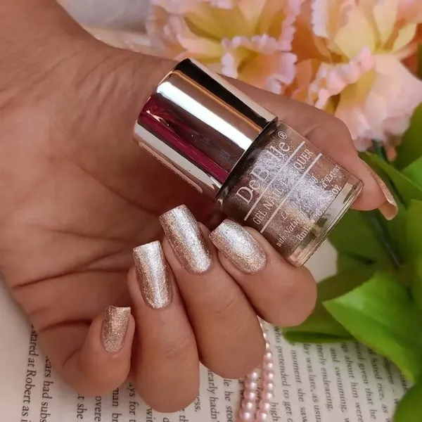 DeBelle_Gel_Nail_Lacquer_Sparkling_Dust_Holographic_Silver_Chrome_Nail_Polish_8_Ml