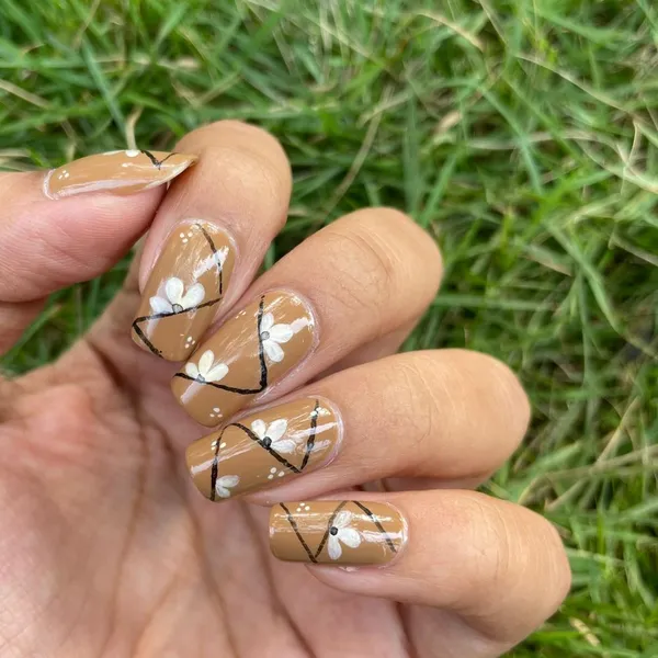 DeBelle_Gel_Nail_Lacquer_Caramel_Auburn_Caramel_Brown_Nail_Polish_8_Ml