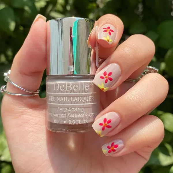DeBelle_Gel_Nail_Lacquer_Porcelain_Isabela_Porcelain_Beige_8_Ml