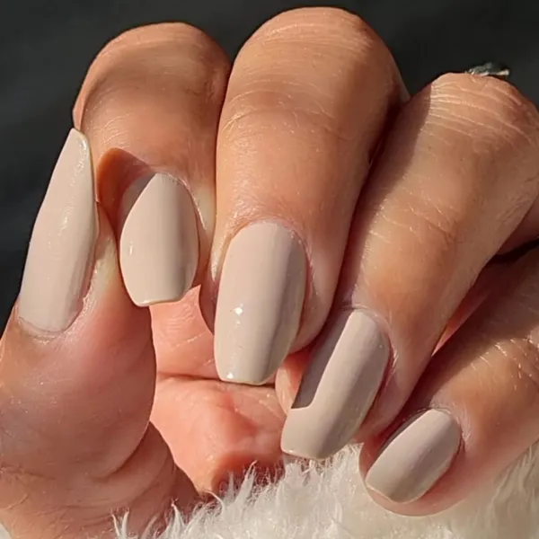 DeBelle_Gel_Nail_Lacquer_Porcelain_Isabela_Porcelain_Beige_8_Ml