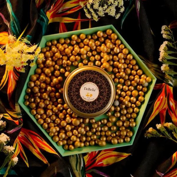 DeBelle_Luxe_Scented_Soy_Wax_Candle_Oudh_Jasmine