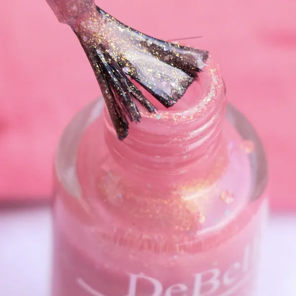 DeBelle_Gel_Nail_Lacquer_Magnetic_Madelyn_Pink_Mauve_With_Holo_Glitters_Nail_Polish_6_Ml
