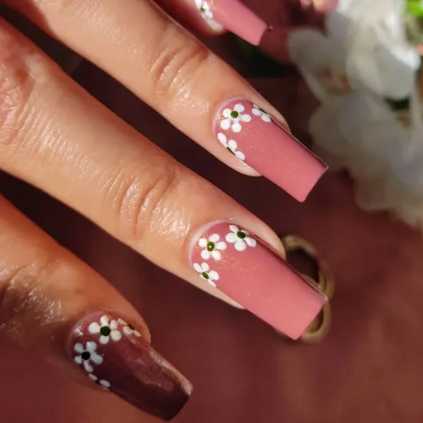 DeBelle_Gel_Nail_Lacquer_Classy_Chloe_Mauve_With_Micro_Shimmer_6_Ml
