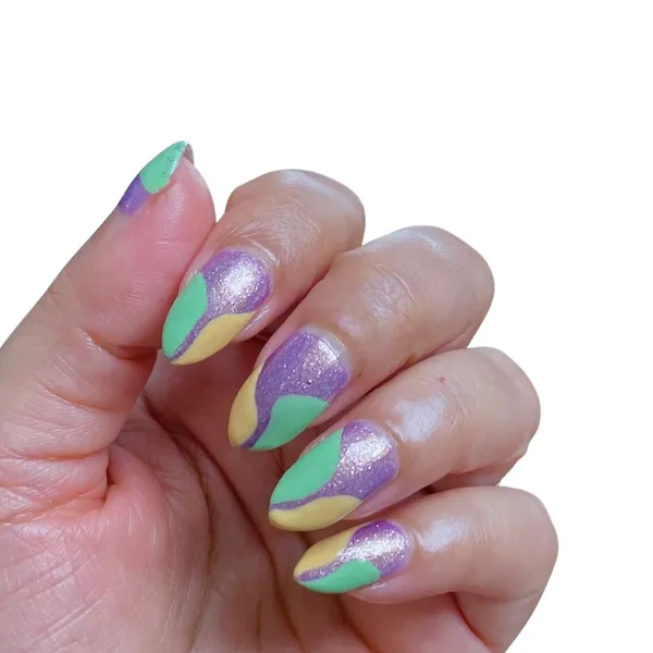 DeBelle_Gel_Nail_Lacquer_Hello_Hannaah_Light_Purple_With_Gold_Micro_Shimmer_Nail_Polish_6_Ml