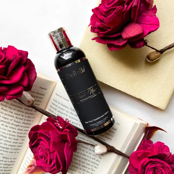 DeBelle_Gel_Douche_Shower_Gel_Haute_Noir_Rose_Water_Saffron_Sandalwood_Oil_100_Ml
