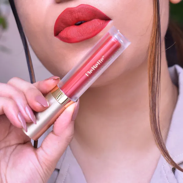 DeBelle_Majestique_Matte_Liquid_Lipstick_Cherry_Charlotte_Red_Enriched_With_Hyaluronic_Acid_And_Shea_Butter_3.5_Ml
