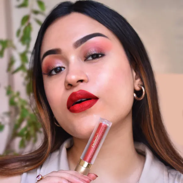 DeBelle_Majestique_Matte_Liquid_Lipstick_Cherry_Charlotte_Red_Enriched_With_Hyaluronic_Acid_And_Shea_Butter_3.5_Ml