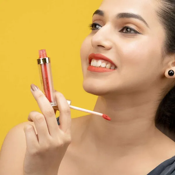 DeBelle_Majestique_Matte_Liquid_Lipstick_Cherry_Charlotte_Red_Enriched_With_Hyaluronic_Acid_And_Shea_Butter_3.5_Ml