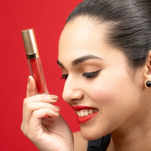 DeBelle_Cherry_Red_Long_Wear_Matte_Liquid_Lipstick_Scarlet_Sophia_Scarlet_Red_Enriched_With_Hyaluronic_Acid_And_Shea_Butter_3.5_Ml