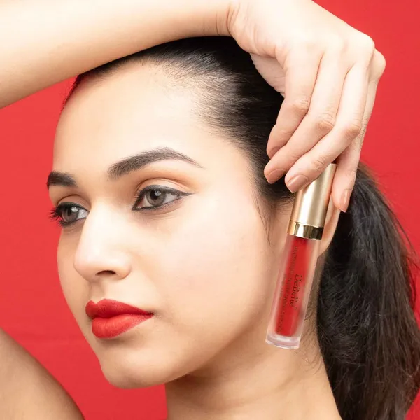 DeBelle_Cherry_Red_Long_Wear_Matte_Liquid_Lipstick_Scarlet_Sophia_Scarlet_Red_Enriched_With_Hyaluronic_Acid_And_Shea_Butter_3.5_Ml