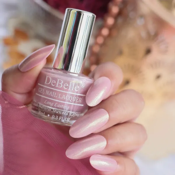 DeBelle_Gel_Nail_Lacquer_Delicate_Doris_Light_Baby_Pink_With_Gold_8_Ml