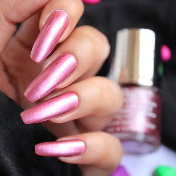 DeBelle_Gel_Nail_Lacquer_Chrome_Glaze_Metallic_Pink_Nail_Polish_8_Ml