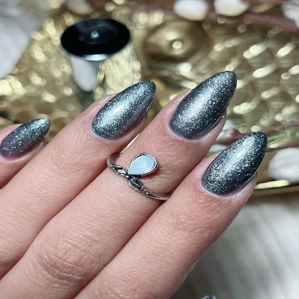 DeBelle_Gel_Nail_Lacquer_Grey_Glitterati_Silver_Glitter_Nail_Polish