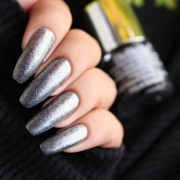 DeBelle_Gel_Nail_Lacquer_Grey_Glitterati_Silver_Glitter_Nail_Polish