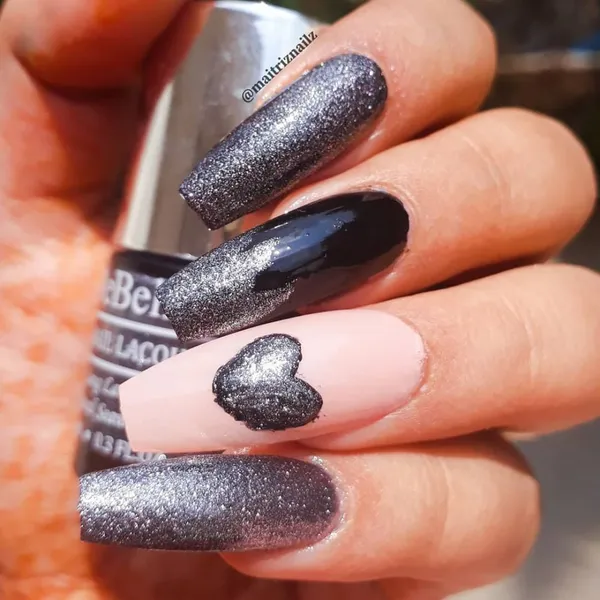 DeBelle_Gel_Nail_Lacquer_Grey_Glitterati_Silver_Glitter_Nail_Polish