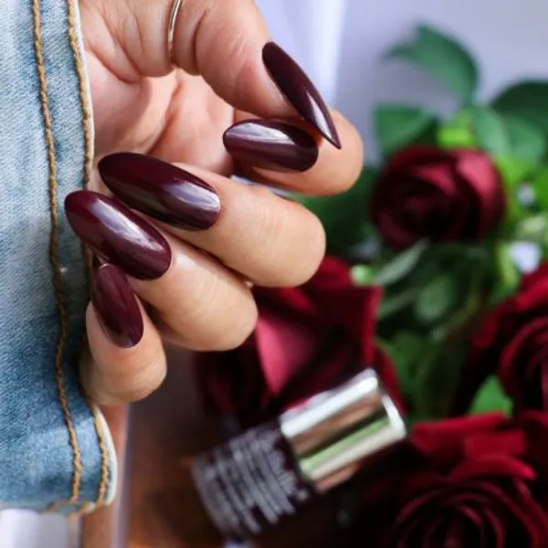 DeBelle_Gel_Nail_Lacquer_Glamorous_Garnet_Deep_Maroon_Nail_Polish_8_Ml