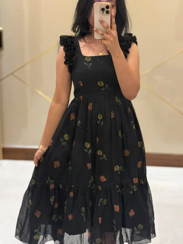 Elegant_Black_Floral_Maxi