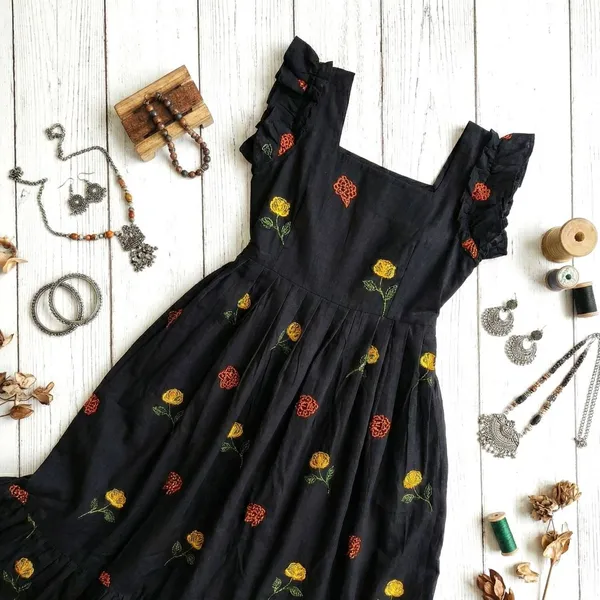 Elegant_Black_Floral_Maxi