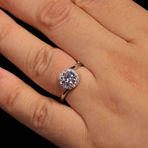 Diamond_Halo_Ring_Joie_De_Vivre