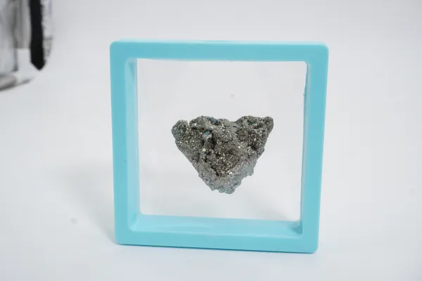 Natural_Pyrite_Raw_Stone_|_Money_Magnet_Crystal_|_Approx_50_-_70_Gm_|_Wealth_And_Protection_Stone_|_Metallic_Gold_And_Silver