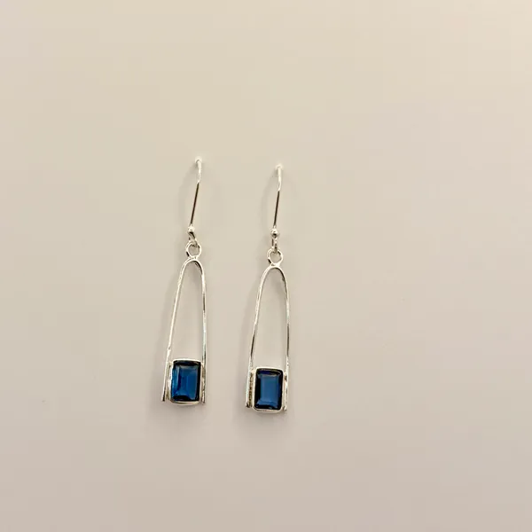 The_arch_sapphire_earring
