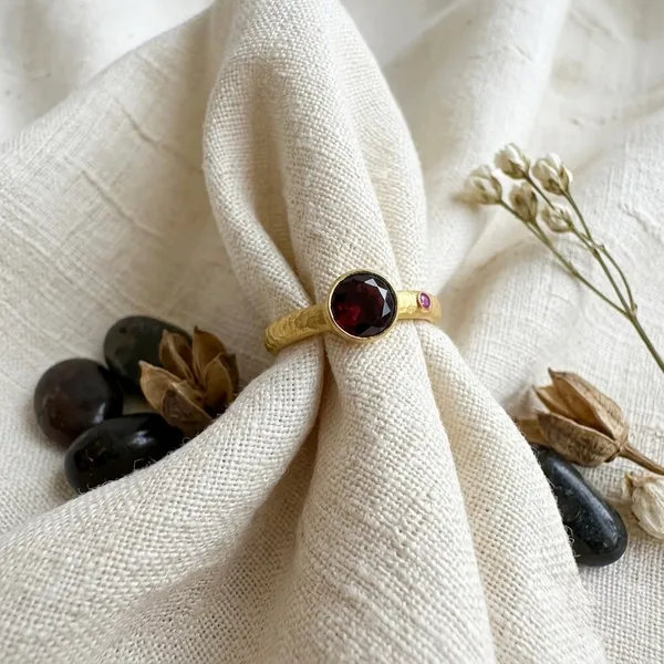 Gold_And_Maroon_Onyx,_Garnet_And_Crystal_Finger_Ring_For_Women