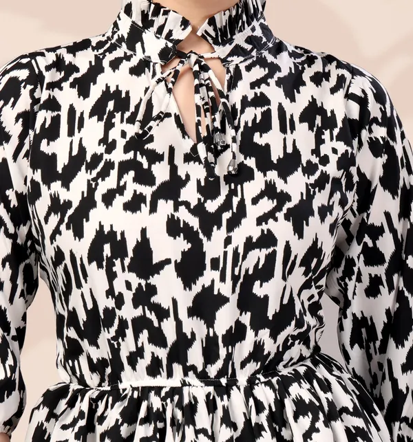 Black_And_White_Abstract_Print_Gathered_Waist_Top_With_High_Neck
