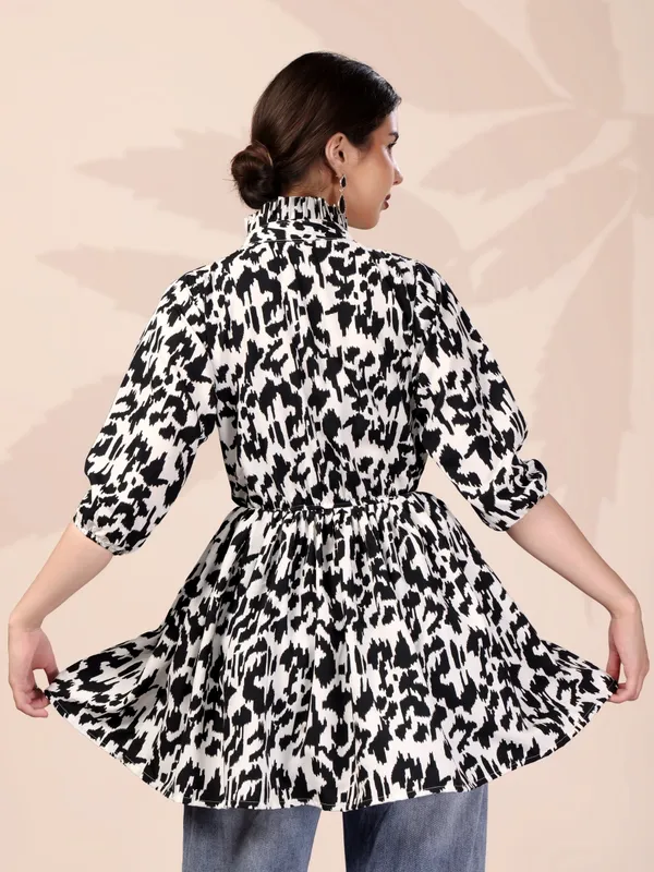 Black_And_White_Abstract_Print_Gathered_Waist_Top_With_High_Neck