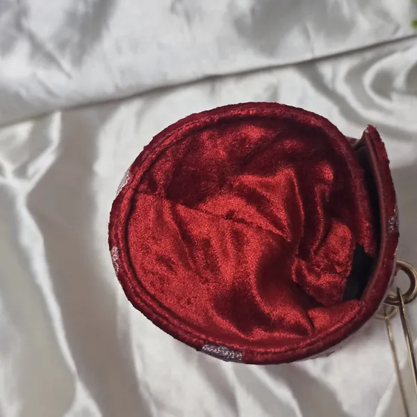 The_Ruby_Vine_Metallic-Handle_Roll