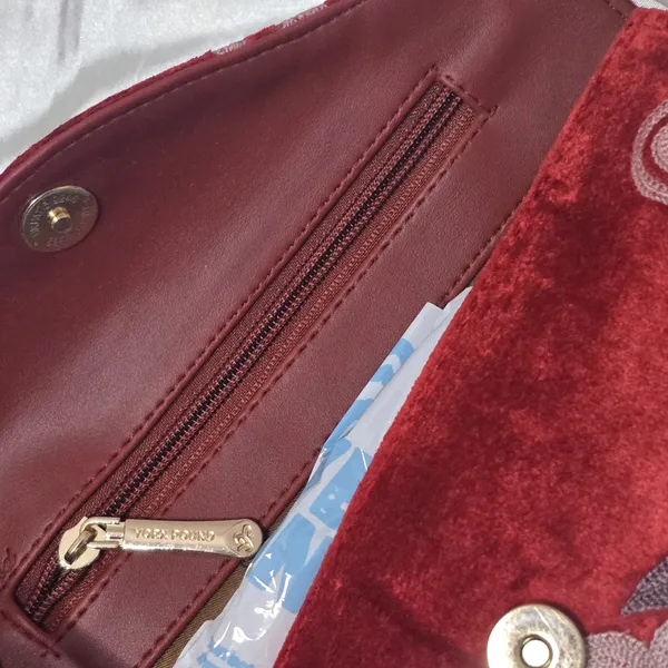 The_Ruby_Vine_Metallic-Handle_Roll