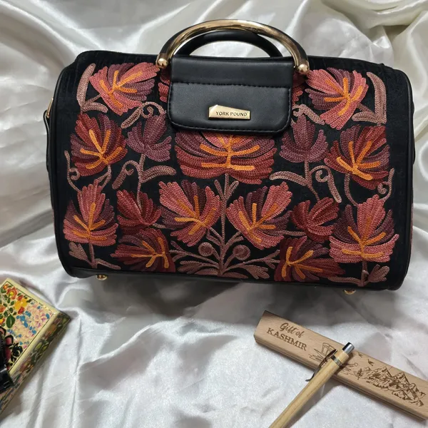 Women_sling_leather_bag