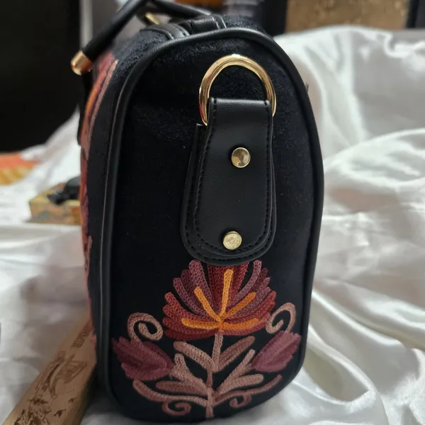 Women_sling_leather_bag