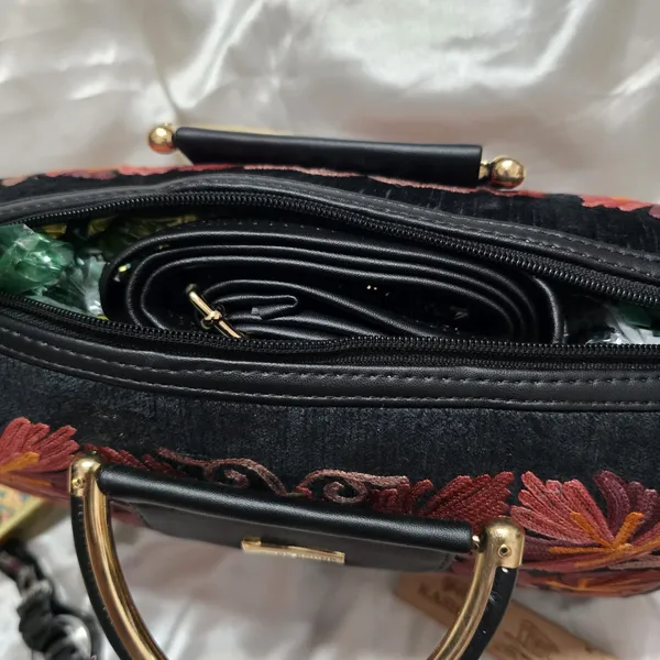 Women_sling_leather_bag