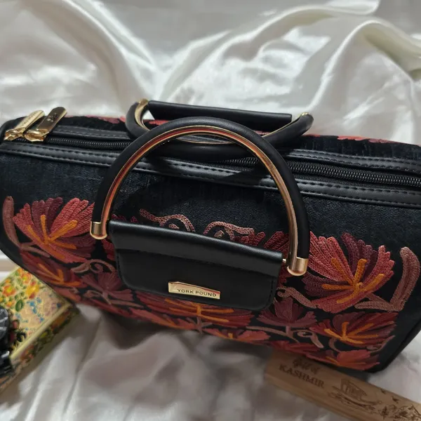Women_sling_leather_bag