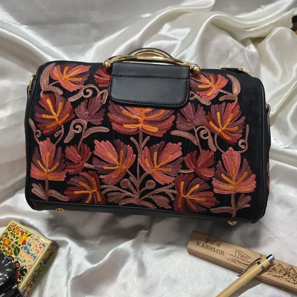 Women_sling_leather_bag