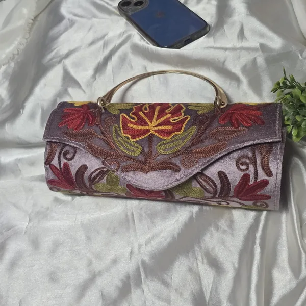 Zariyah_Flora_Metal_Handle_Clutch
