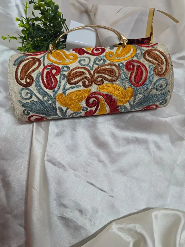 Zeenat_Embroidered_Roll_For_Women