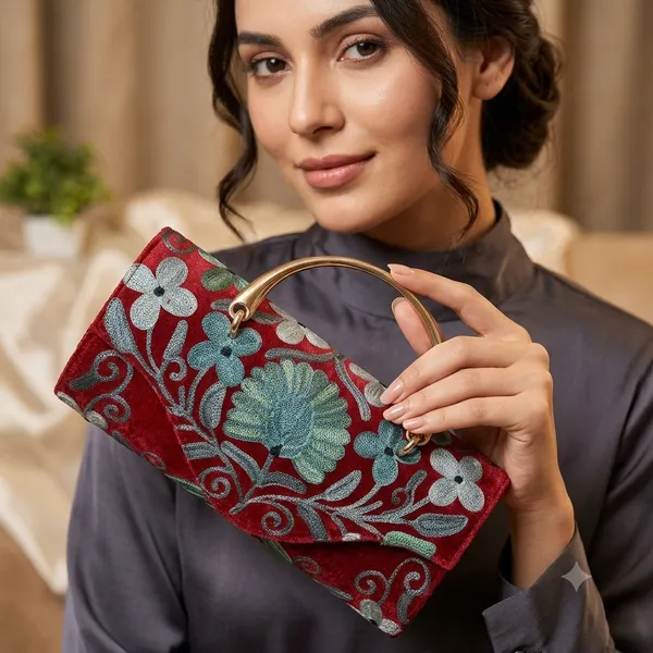 Aab-e-Noor_Embroidery_Clutch