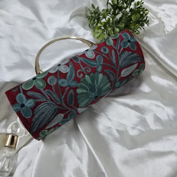 Aab-e-Noor_Embroidery_Clutch