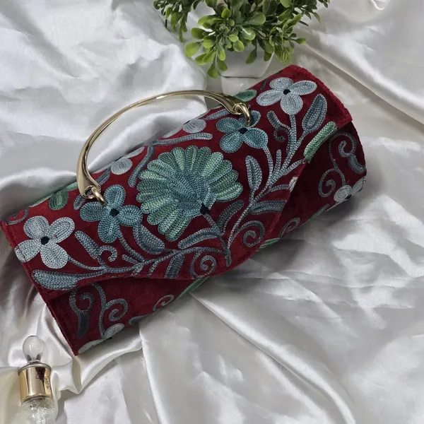 Aab-e-Noor_Embroidery_Clutch