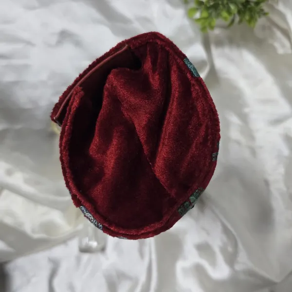 Aab-e-Noor_Embroidery_Clutch
